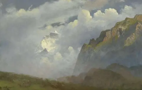 Berggipfel in den Wolken