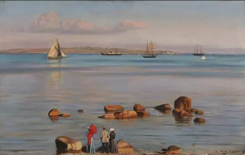 Kustscen med figurer som tittar på skeppen som passerar 1890