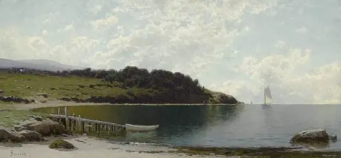 Segelboote entlang der Küste