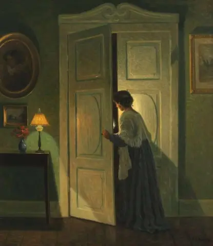 Porta Con La Donna Indietro Girata Alla Luce Di Una Candela