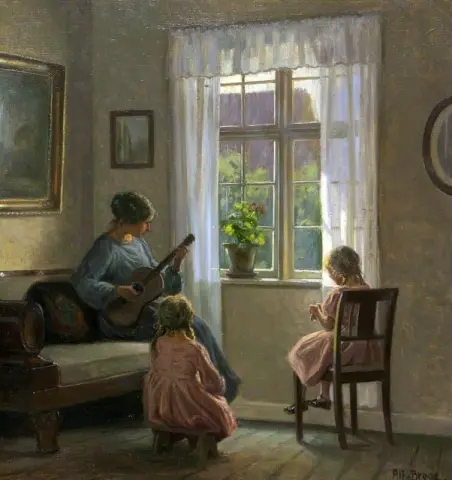 Interno Con Una Madre Che Suona La Chitarra Per Le Ragazze