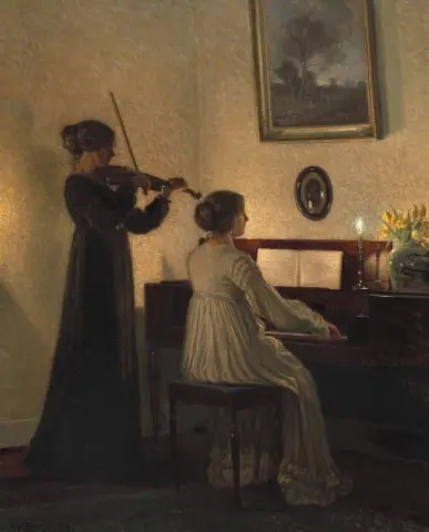 Interno con due donne che suonano musica a lume di candela 1918