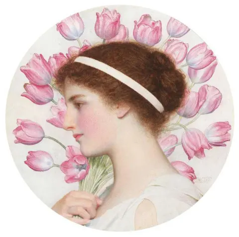 チューリップを持った古典的なドレスを着た少女 1920