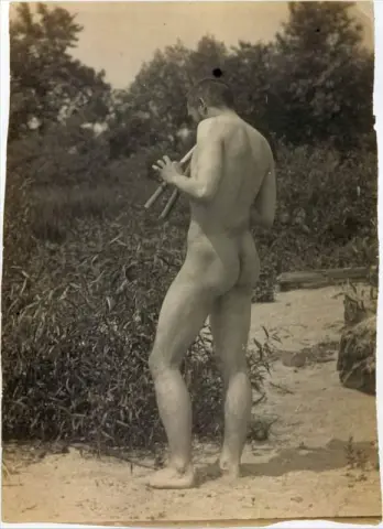 תומאס איקינס עירום מנגן כלי נשיפה כשנת 1883