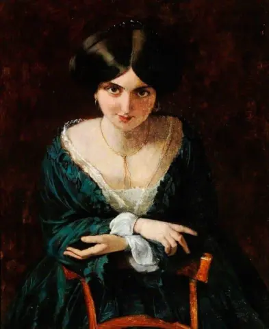 Senhora em um vestido verde