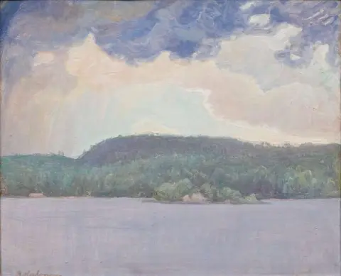 Skyer over innsjøen