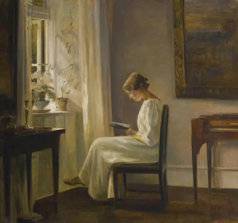 Sisustus, jossa nainen lukee
