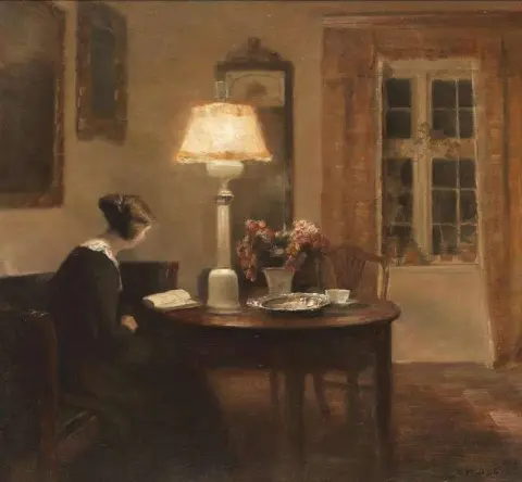 Sisustus, jossa nainen lukee 1