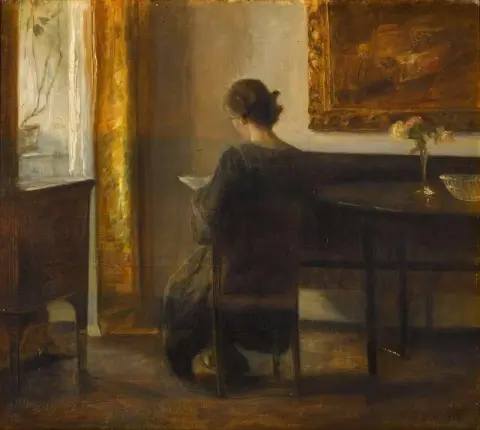 Lady lukee sisätiloissa
