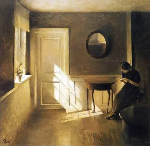 Interior con una niña leyendo una carta.