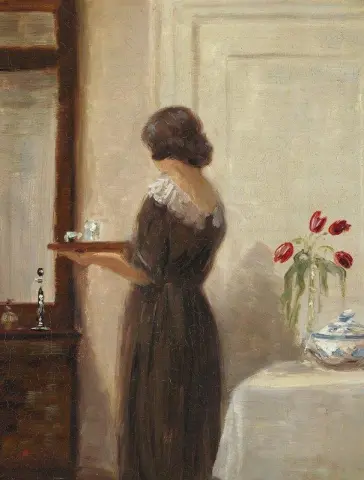 Interior con una mujer joven vista desde atrás.