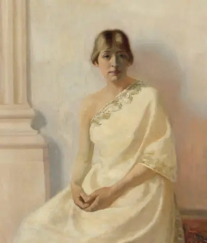 Retrato de una mujer joven con un vestido de noche blanco con bordes dorados, 1880