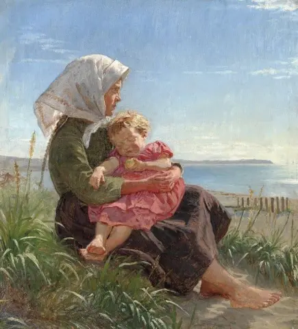 Ein kleines barfüßiges Mädchen, das am Strand von Hornb K sitzt. Der Kopf ist von der rechten Seite vollständig im Profil, der Zopf über den Rücken. Sie hat eine schlafende kleine Schwester auf ihrem Schoß. Sonnenschein