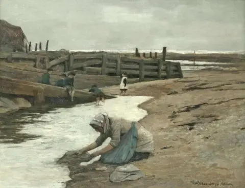 En kvinna som tvättar kläder i en pool, förmodligen Staithes Yorkshire 1936