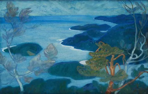 Vista dalla scena Ringkallen dalla costa alta nel nord della Svezia