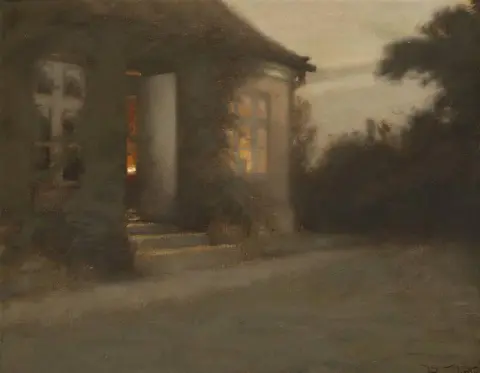 I skymningen i trädgården till ett vitt hus 1899