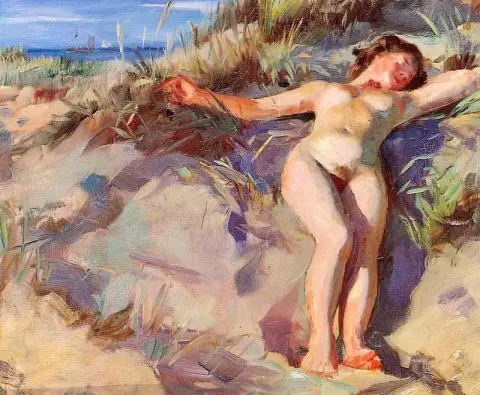 En ung naken kvinna som solar på stranden i Skagen