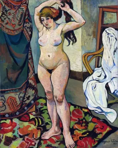 جيلبرت عاري يقوم بتصفيف شعره عام 1920