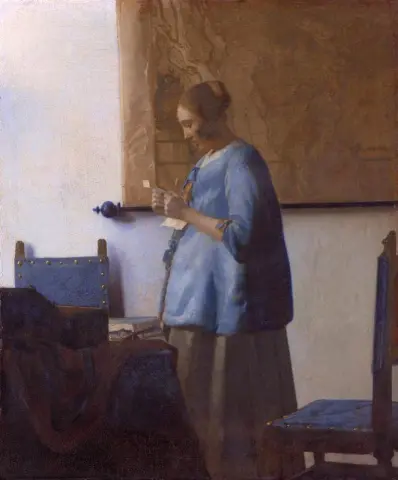 La donna in blu che legge una lettera