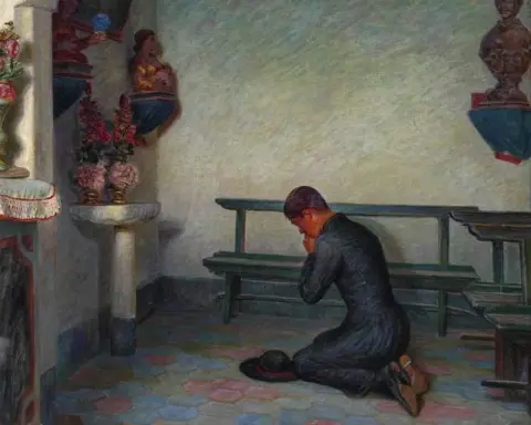 Giovane sacerdote inginocchiato nella cripta del Duomo Amalfi 1909
