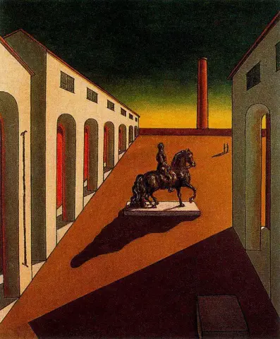 Plaza italiana con una estatua ecuestre