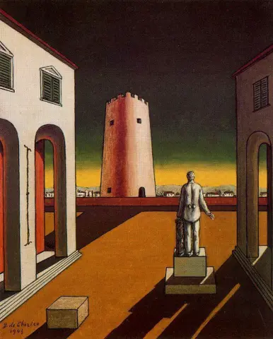 Plaza italiana con una torre roja