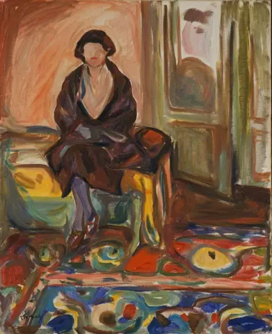 소파에 앉아 있는 모델 1920-21