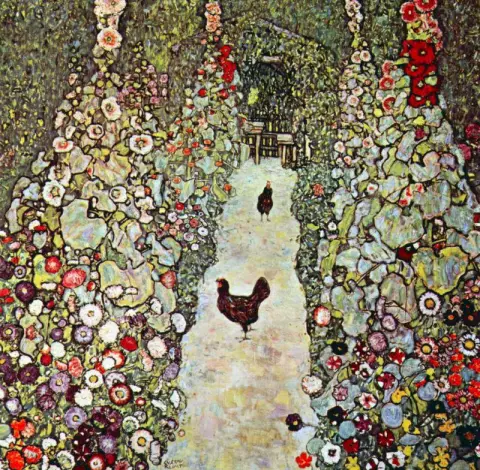 Camino de jardín con gallinas