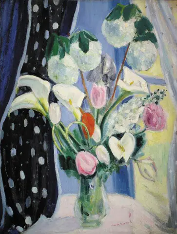 Bukett av blommor vid den svarta gardinen