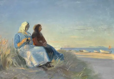 "Kaksi naista käsityöineen Skagen Sonderstrandin dyynillä - 1908"